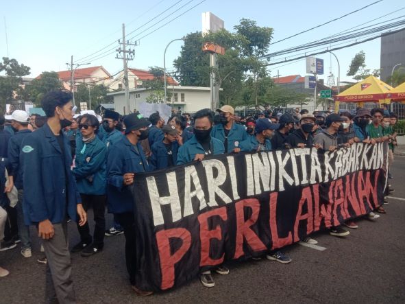 Ribuan mahasiswa yang tergabung dalam Aliansi BEM Surabaya menggelar aksi di depan Gedung DPRD Jatim, Kamis (14/04/2022) sore.