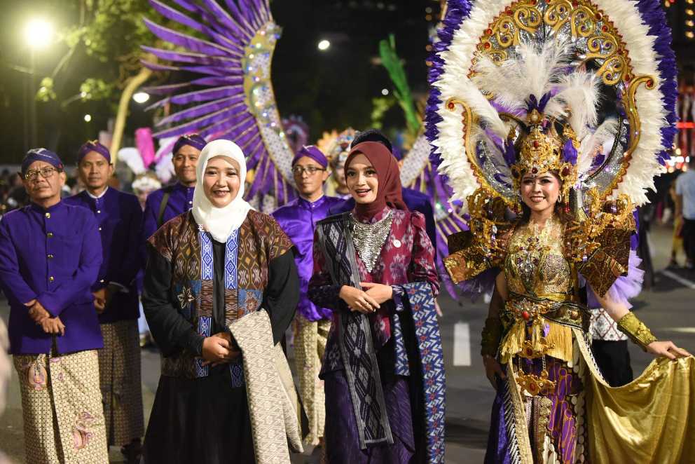 Wali Kota Kediri Vinanda Prameswati (nomor 2 dari kanan) bersama model Dewi Sekartaji (Ist) 
