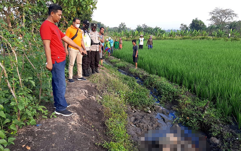 Polisi saat di lokasi penemuan mayat.