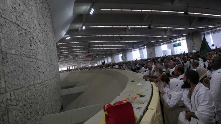 Tampak  jemaah haji sedang melempar jamrah aqobah di Jamarat, Makkah, Arab Saudi, Ahad (16/6/2024).  Foto: ANTARA /Sigid Kurniawan/Tempo