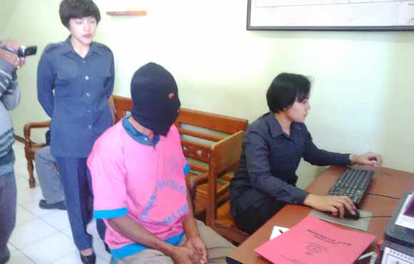 TAK TAHU UMUR: Pelaku pencabulan saat berada di ruang UPPA Polres Tuban untuk dilakukan pemeriksaan. foto: suwandi/BANGSAONLINE