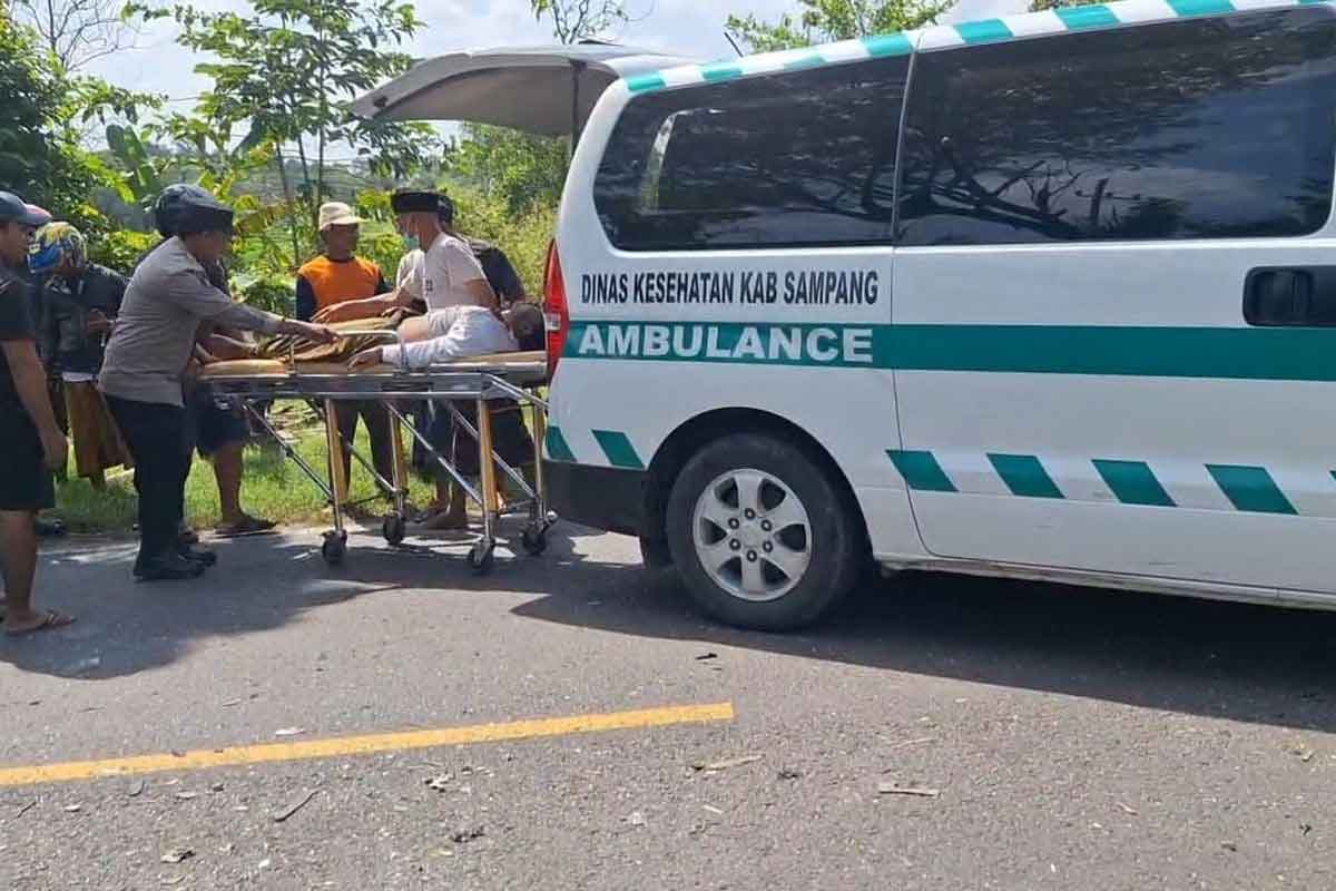 Korban kecelakaan lalu lintas di Jalan Raya Torjun Kecamatan Torjun Kabupaten Sampang dievakuasi petugas ke puskesmas terdekat menggunakan ambulance, Jumat (30/5/2025). Foto: Dok. Humas Polres Sampang
