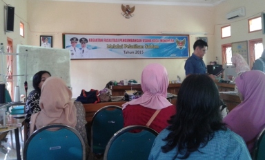 Para peserta saat mengkuti pelatihan nyablon yang diselenggarakan oleh Dinas Koperasi dan UMKM. (arif kurniawan/BANGSAONLINE)