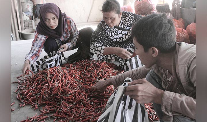 Hamparan cabai merah besar saat ini terlihat di Pasar Sukomoro, dan cabai keriting masih menghilang. foto: BAMBANG/ BANGSAONLINE