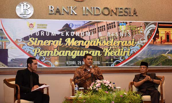 Wali Kota Kediri Abdullah Abu Bakar bersama wakil bupati Kediri saat diskusi forum bisnis di kantor perwakilan Bank Indonesia Kediri. foto: arif kurniawan/ BANGSAONLINE