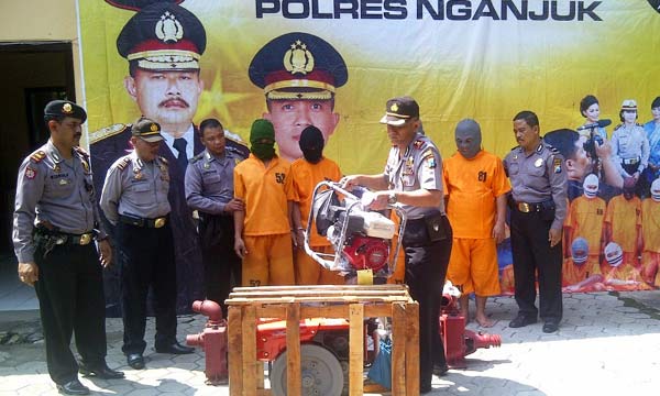 Barang bukti dan 4 tersangka pencurian diesel. foto: soewandito/ BANGSAONLINE