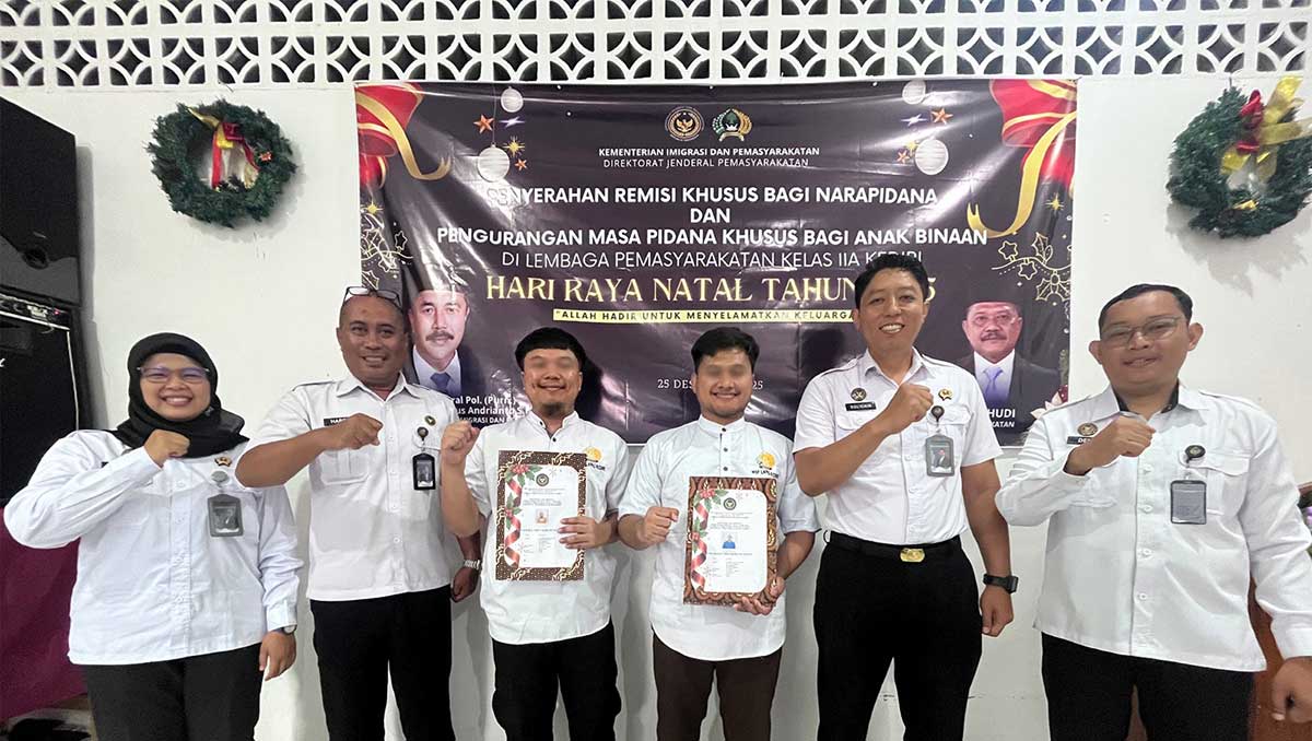 Kalapas Kediri, Solichin (nomor 2 dari kanan), bersama narapidana yang mendapat remisi. Foto: Ist