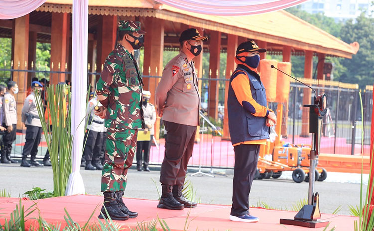 Gubernur Khofifah saat memberikan pengarahan di apel siaga di Makodam V Brawijaya, Senin (23/11/2020) pagi. (foto: ist)