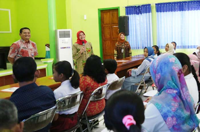 Bupati Kediri Haryanti Sutrisno saat bersama para pelajar yang meraih NUN tertinggi se-Kabupaten Kediri. 