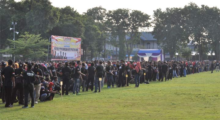 Para Pengawas Pemilu di Kabupaten Situbondo saat mengikuti apel. foto: MURSIDI/ BANGSAONLINE