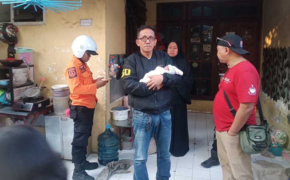 Kapolsek Sukolilo bersama warga saat hendak mengantar bayi ke RSU Haji Sukolilo.