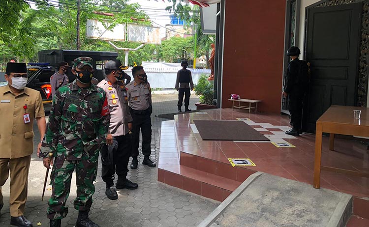 Operasi Lilin Semeru 2020, Kapolres Pamekasan Bersama Dandim 0826 Cek Kesiapan Pos Pam dan Gereja