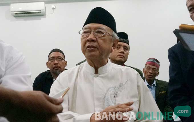 KH Salahuddin Wahid (Gus Solah), Pengasuh Pondok Pesantren (Ponpes) Tebuireng Jombang usai mendampingi MUI Jombang dalam pertemuan dengan puluhan kiai di Islamic Center Jombang, Jumat (28/10) pagi. foto: RONY S/ BANGSAONLINE