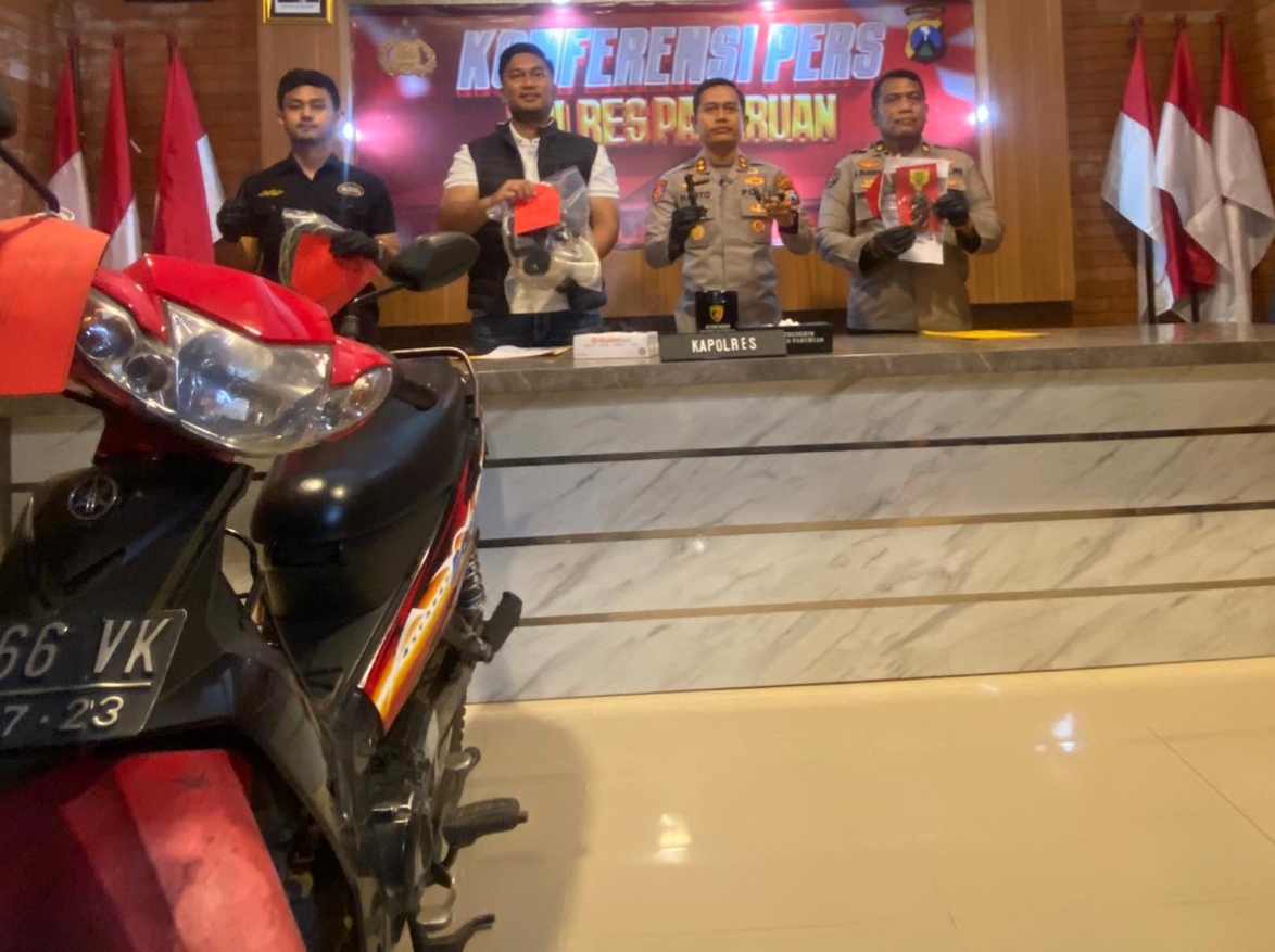 Kapolres Pasuruan, AKBP. Harto agung Cahyono didampingi Kasat Reskrim polres Pasuruan saat merilis barang bukti dari kedua pelaku 