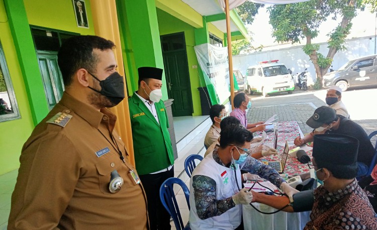 Wali Kota Probolinggo Habib Hadi Zainal Abidin saat menghadiri giat vaksinasi Covid-19 di Klinik NU, Jalan Mastrip Kota Probolinggo, Senin (19/7/2021). (foto: ist)