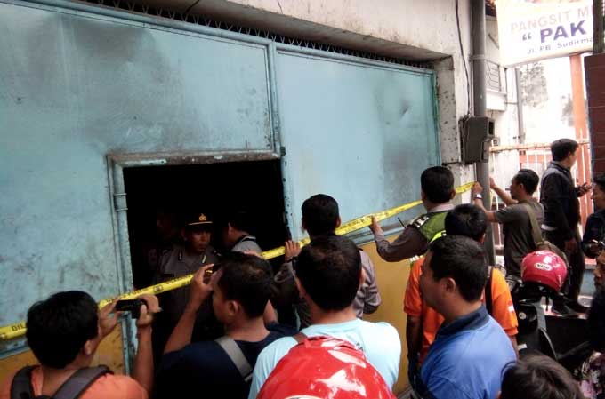 Polisi saat melakukan olah TKP.