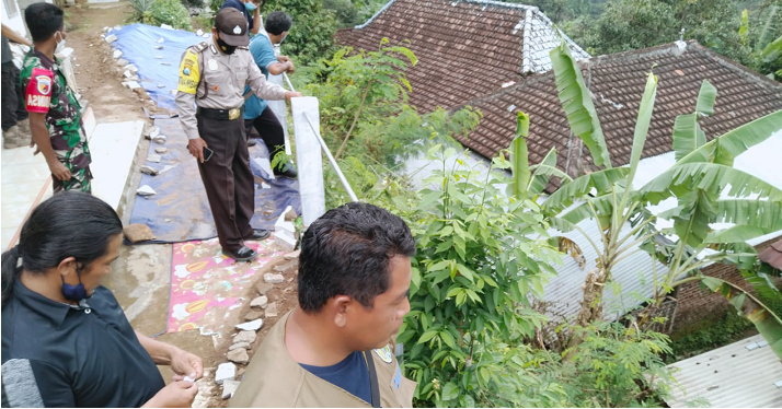 Tim gabungan saat mengecek tanah retak yang sudah ditutup terpal di Dusun Kalibago, Desa Kalipang, Kecamatan Grogol, Kabupaten Kediri. foto: ist.