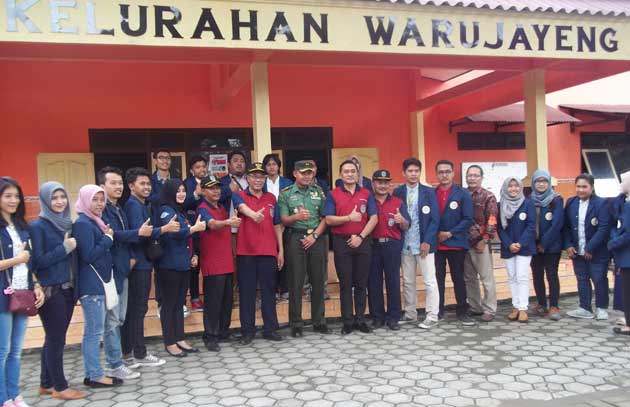 Wakil Bupati Nganjuk, KH Abdul Wachid Badrus saat foto bersama Mahasiswa peserta KKN BBM di Kecamatan Tanjunganom. foto: BANGSAONLINE