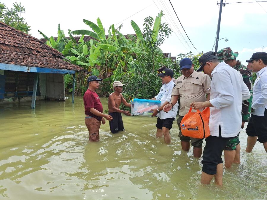 Camat Benjeng, Nurul Fuad, bersama pejabat Muspika memberikan bantuan kepada para korban. Foto: Ist.