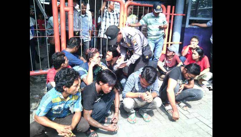 Petugas melakukan pendataan terhadap para preman yang terjaring razia di Terminal Bungurasih. (Agus HP/BangsaOnline)