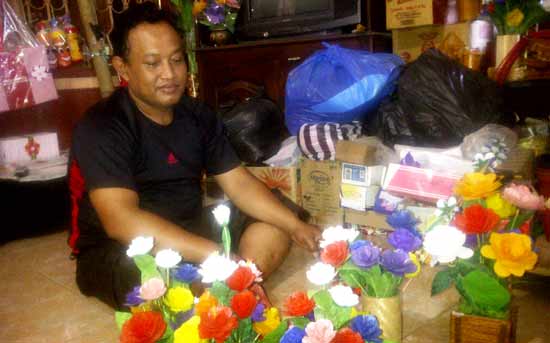Trisno dengan hasil kerajinan tangannya. foto: soewandito/BANGSAONLINE