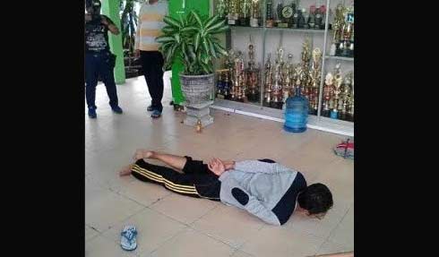 Salah satu satpam saat memeragakan kondisi saat disekap.