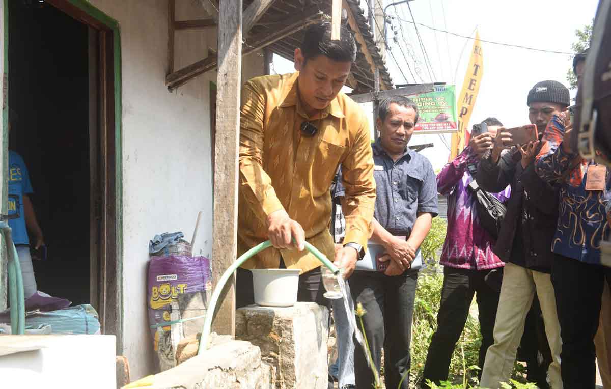 Wali Kota Kediri, Abdullah Abu Bakar, saat mengecek air di Kelurahan Tempurejo. Foto: Ist