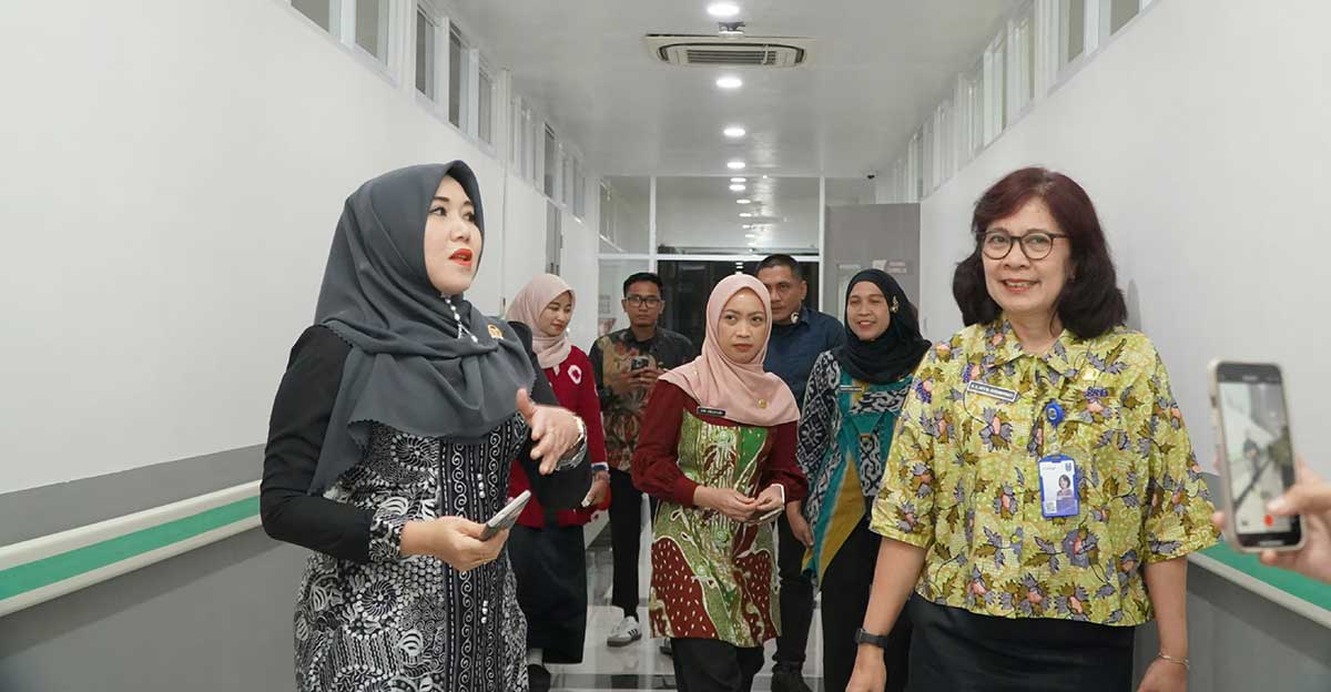 Anggota DPD RI asal Jawa Timur, Lia Istifhama atau yang akrab disapa Ning Lia, saat kunjungan langsung ke RSMM di Ketintang.