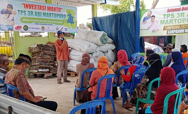 Direktur TPS 3R ABI, Nur Hasan, saat menyampaikan pemaparan kepada warga yang mendapat santunan.