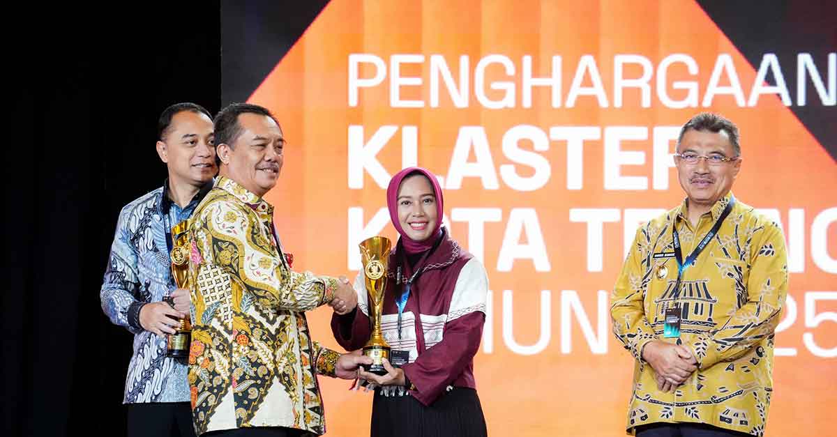 Wali Kota Mojokerto saat menerima penghargaan.