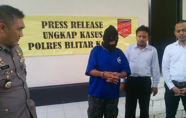 Tersangka saat berada di Mapolres Blitar Kota untuk mempertanggung jawabkan perbuatanya.