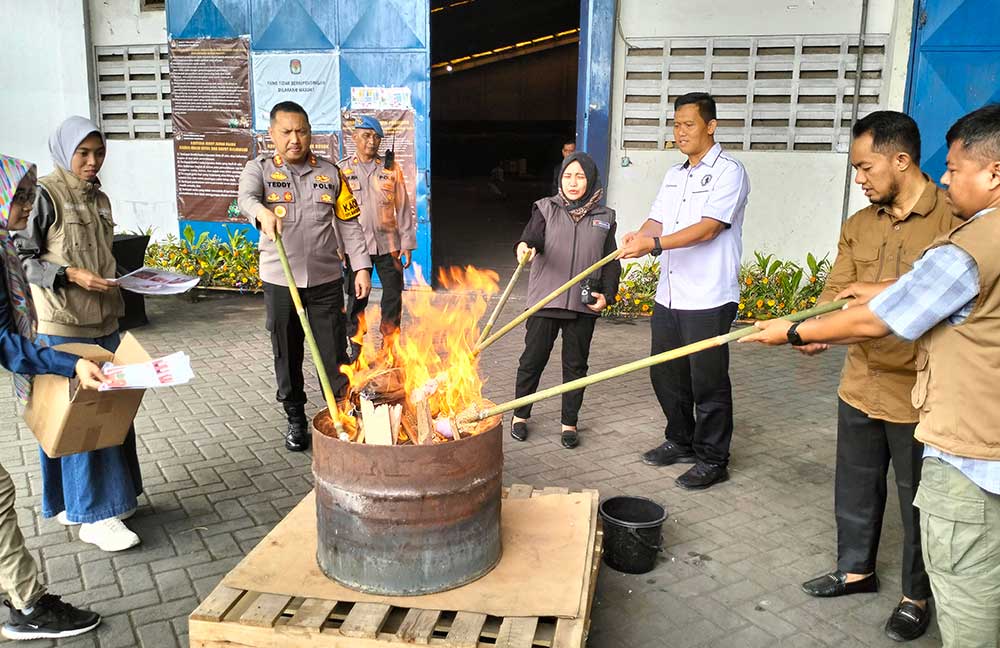 KPU Kabupaten Pasuruan Musnahkan Ratusan Surat Suara Rusak