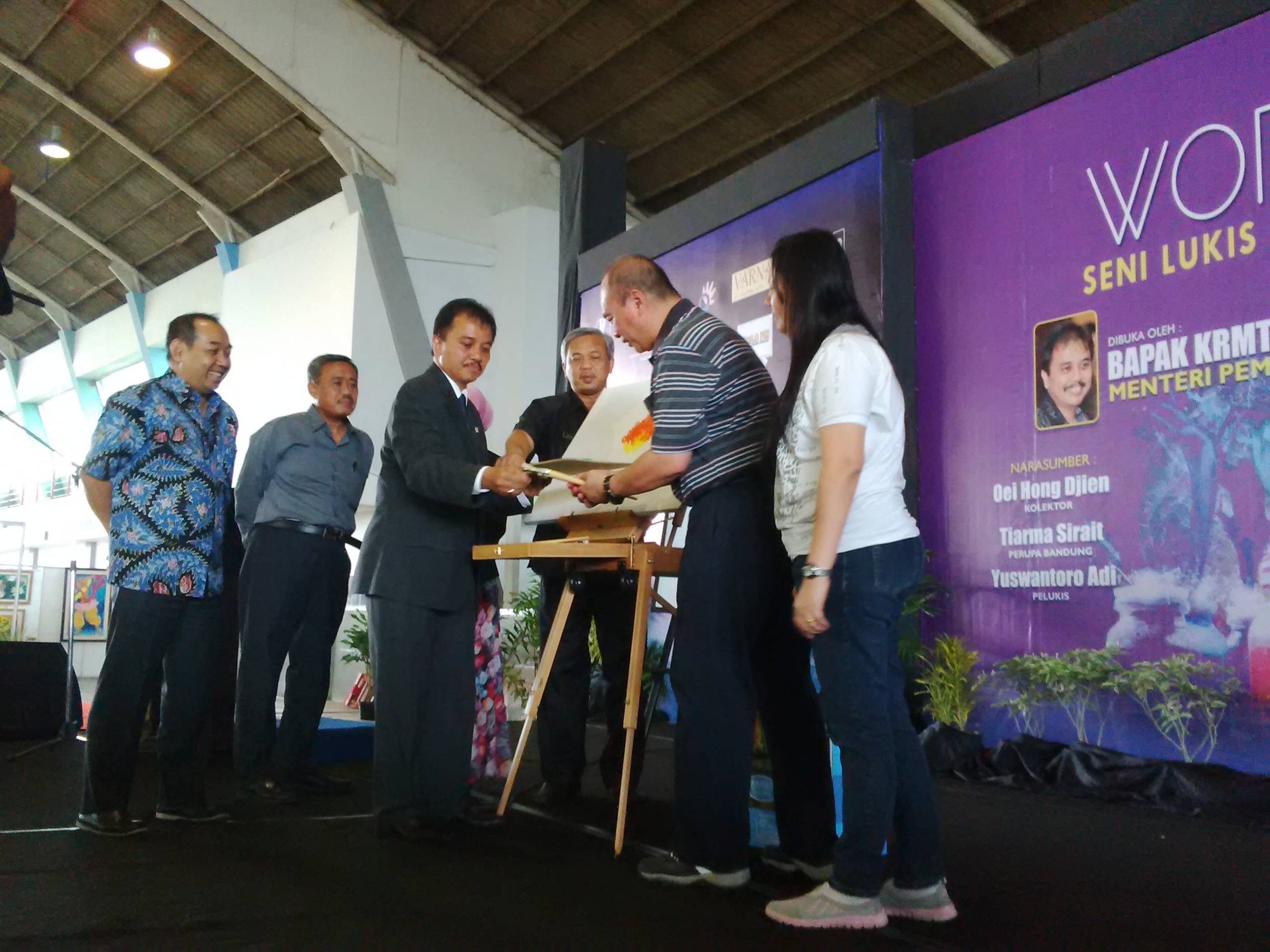 BUKA. Dengan melukiskan logo kemenpora, Menteri Pemuda dan Olahraga Kepemudaan membuka workshop Seni Lukis untuk Pemuda. foto : nisa/bangsaonline