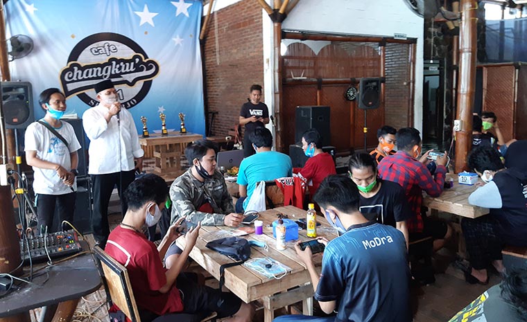 SAMBUTAN: Cabup BHS saat menghadiri turnamen game online di kafe Cangkruk KNV, Sabtu (21/11) sore. foto: MUSTAIN/ BANGSAONLINE