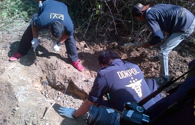 Tim DVI Polda Jatim ketika menggali kuburan berisi tenggkorak manusia di hutan jati Desa Surowiti, Panceng. (foto: syuhud/BANGSAONLINE)