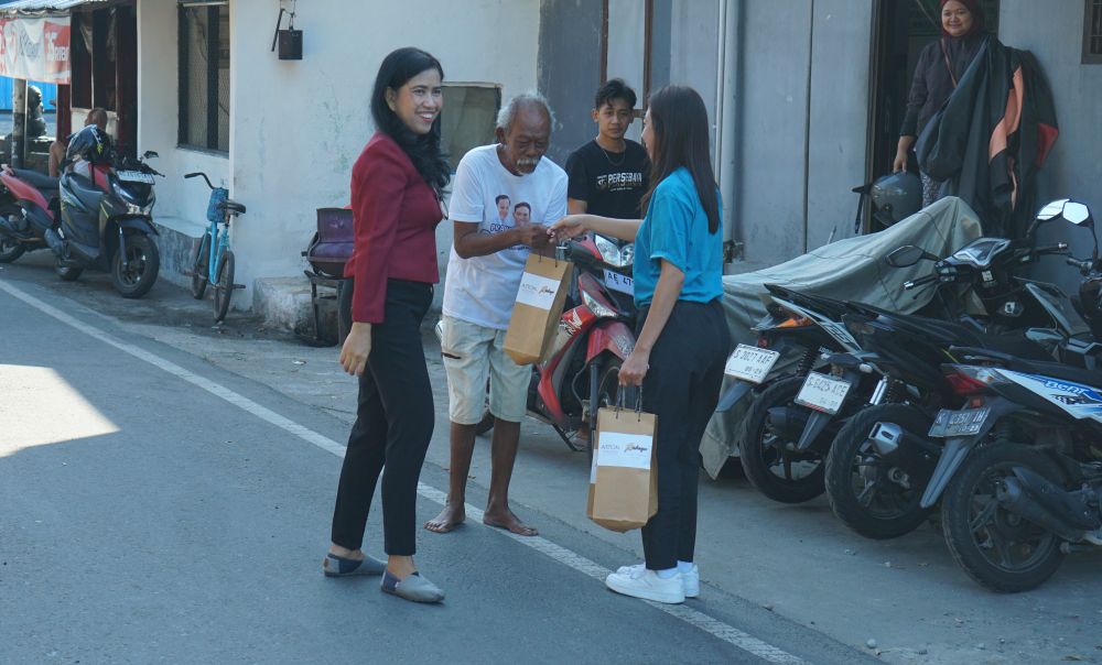  Bantuan sembako kepada warga sekitar Hotel Aston Madiun