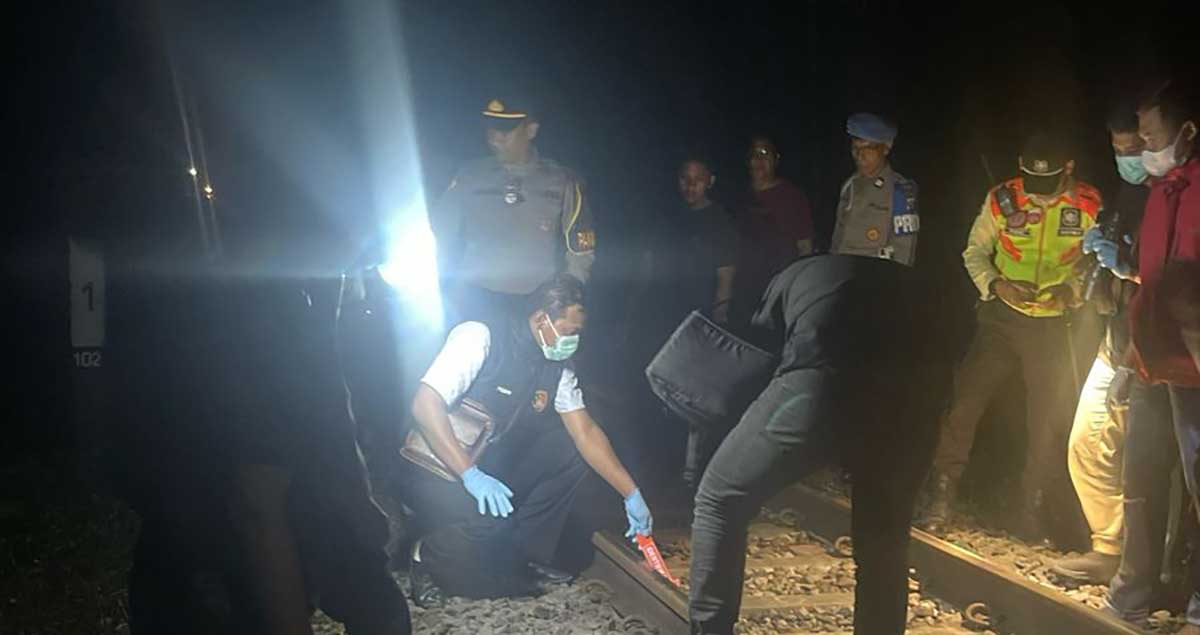 Petugas saat melakukan olah TKP setelah peristiwa di Kelurahan Tangkil, Kecamatan Wlingi, Kabupaten Blitar.