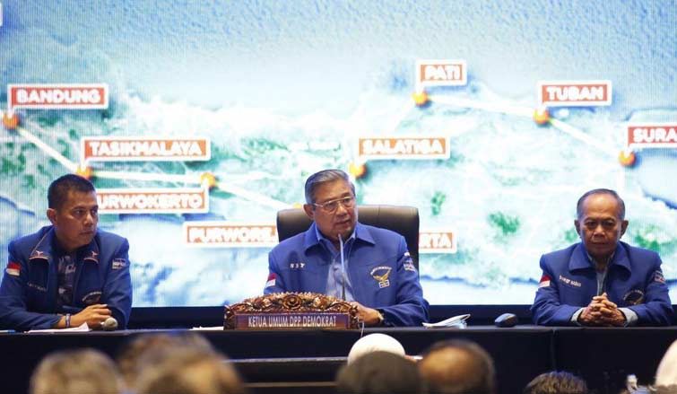 KONSOLIDASI: Ketum PD SBY saat rapat penutupan Tour De Java, di Harris Hotel, Gubeng, Surabaya, Minggu (20/3). foto: detikcom
