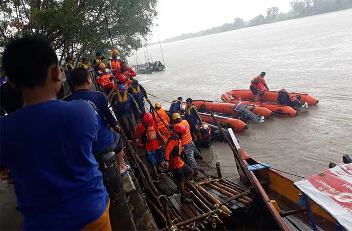 Tim gabungan dari Basarnas, Tagana, dan Kepolisian saat melakukan pencarian korban.