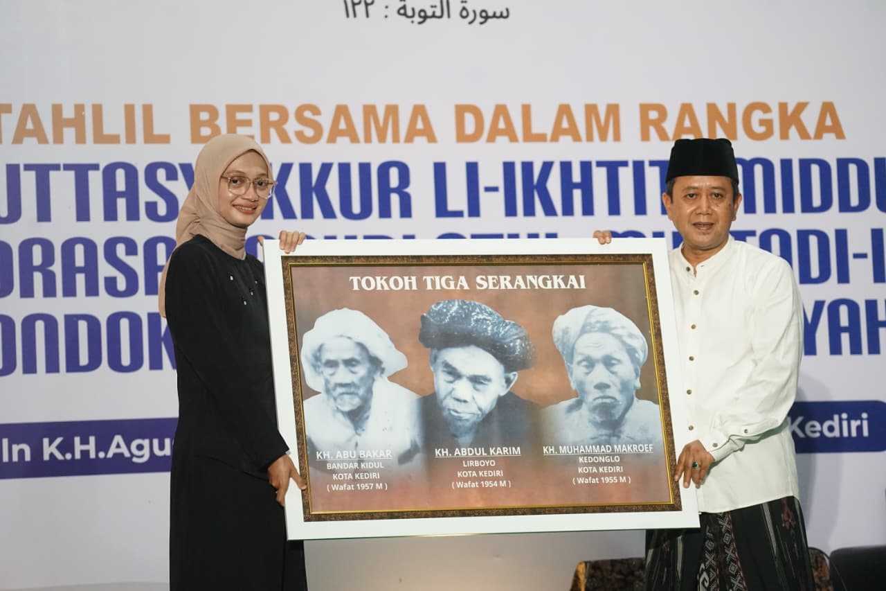 Wali Kota Kediri saat menerima cinderamata dari Pengasuh Ponpes Salafiyyah, KH.Abu Bakar Abdul Jalil. (Ist)