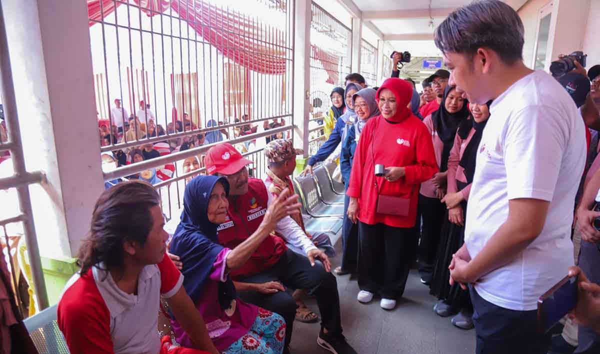 Bupati Jember saat menerima aduan dan saran dari masyarakat.