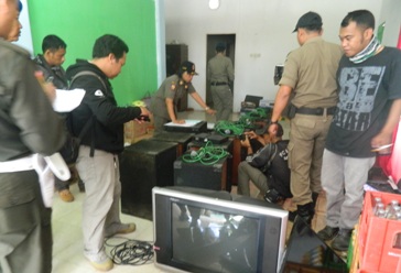 Petugas dari Satpol PP dan Denpom saat menyegel rumah karaoke di Dungus Karangsari, Senin (1/6) kemarin. (foto: zainal abidin/BANGSAONLINE)