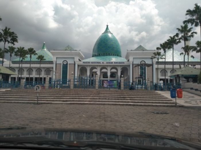 Masjid Nasional Al-Akbar Surabaya selama ini tampak lengang karena meliburkan salat Jumat dan kegiatan keagamaan yang bersifat massal lainnya akibat protokol kesehatan covid-19. foto: MMA/ bangsaonline.com 