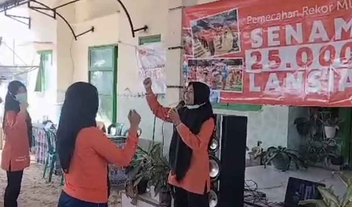 Lansia Desa Plakpak, Kecamatan Pegantenan, saat mengikuti senam dalam rangka memecahkan rekor Muri.