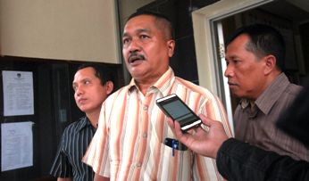 Ketua KPUD Jombang Muhaimin Sofie saat memberi keterangan terkait kasus yang membelit komisioner Dja