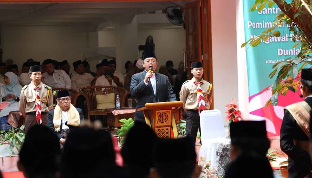 Menteri ATR/BPN saat memberi sambutan usai Upacara Peringatan Hari Santri Nasional Tahun 2025 di Pondok Pesantren Mahasina Darul Qur’an wal Hadits, Kota Bekasi.