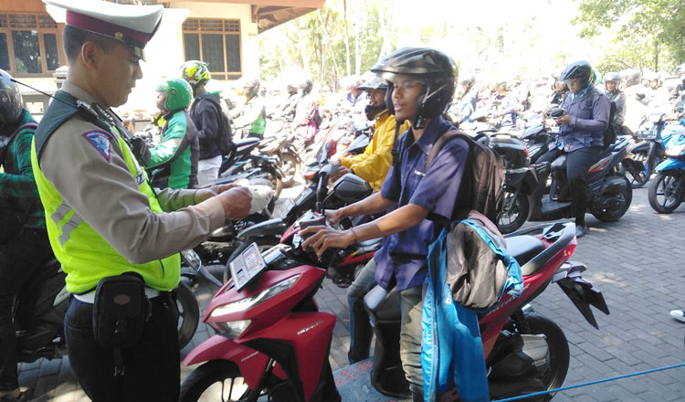 Satlantas Polres Malang Kota menggelar Operasi Zebra Semeru tahun 2019 di hari terakhir di Taman Krida Budaya Jatim, Selasa (05/11). foto: IWAN IRAWAN/ BANGSAONLINE