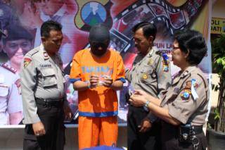 ?

Tersangka memegang barang bukti dengan di dampinggi Anggota Polsek Sedati. Foto:Nanang Ichwan/BANGSAONLINE