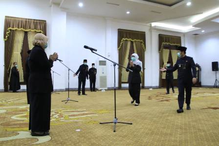 Gubernur Jawa Timur Khofifah Indar Parawansa saat mengambil sumpah pejabat Administrator dan pengawas di Lingkungan Dinas Pendidikan Pemprov Jatim di Gedung Negara Grahadi, Senin (13/4). foto: ist/ bangsaonline.com