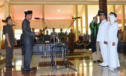 Bupati Bondowoso Drs H Amin Said Husni melantik 151 Kepala Desa. (foto: sugiyanto/BANGSAONLINE)
